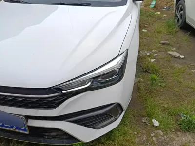 Roewe i5 2022, 15800 км, за 6684.43 USD