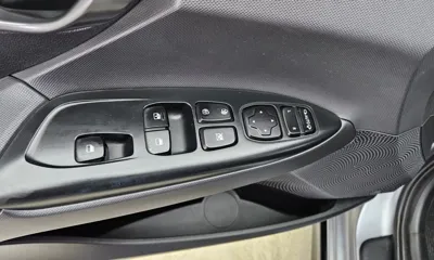 Hyundai Veloster 2019, 66601 км, за 8527.24 USD - фото 19