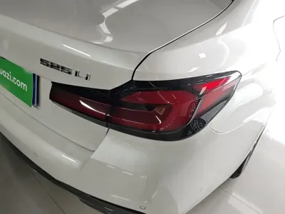 BMW 5 Series 2022, 63099 км, за 25645.78 USD - фото 8