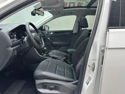 Volkswagen T-Roc 2023, 38000 км, за 15611.76 USD
