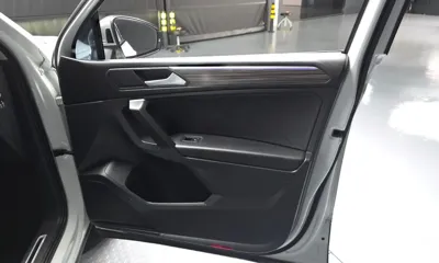 Volkswagen Tiguan 2023, 44978 км, за 18248.65 USD - фото 24