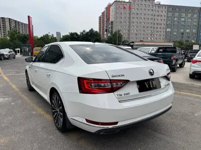 Skoda Superb 2018, 50000 км, за 8531.13 USD