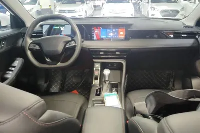 Roewe i5 2024, 12000 км, за 8711 USD