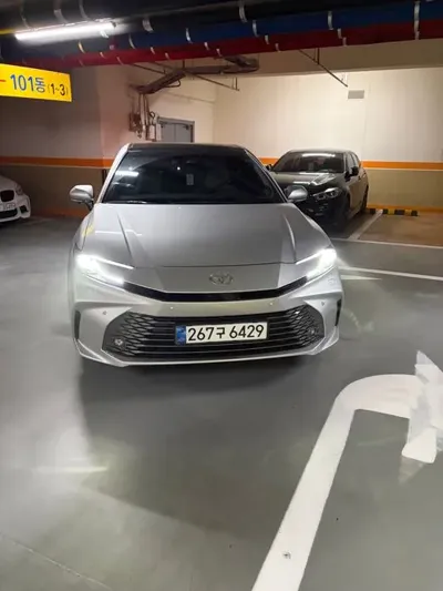 Toyota Camry · 2025 год