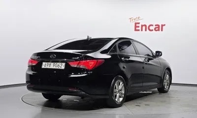 Hyundai Sonata 2013, 153300 км, за 2953.92 USD