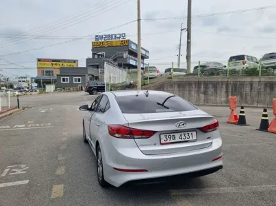 Hyundai Avante 2017, 133780 км, за 5244.85 USD