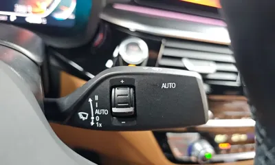 BMW 5-Series 2023, 29409 км, за 28013.04 USD - фото 27
