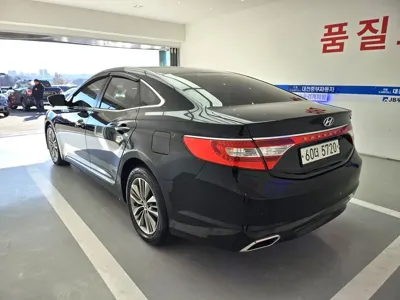 Hyundai Grandeur 2015, 242637 км, за 2609.84 USD