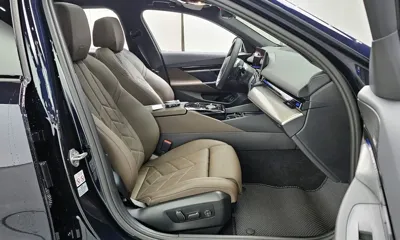 BMW 5-Series 2024, 3901 км, за 42703.72 USD - фото 26