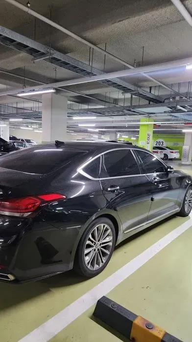 Hyundai Genesis 2015, 103000 км, за 7166.13 USD