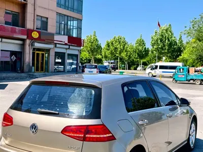 Volkswagen Golf 2015, 120000 км, за 3825.71 USD