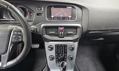 Volvo V40 2018, 70115 км, за 7735.81 USD - фото 17