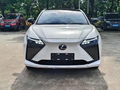 Lexus RZ 2023, 33000 км, за 21187.86 USD