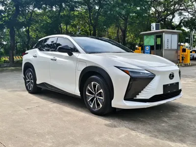 Lexus RZ 2023, 33000 км, за 21187.86 USD