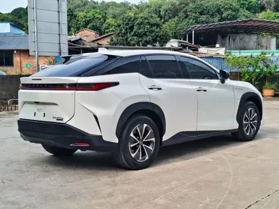 Lexus RZ 2023, 33000 км, за 21187.86 USD