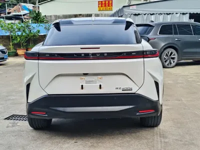 Lexus RZ 2023, 33000 км, за 21187.86 USD
