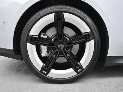 Porsche Taycan 2025, 500 км, за 135447.62 USD