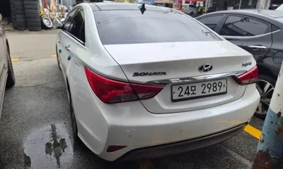 Hyundai Sonata 2014, 121000 км, за 4463.7 USD