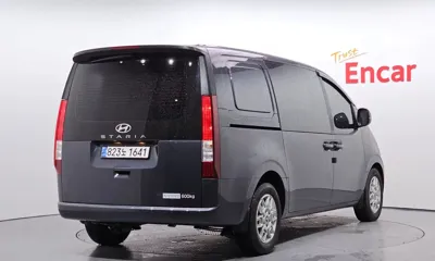Hyundai Staria 2025, 7676 км, за 18136.9 USD