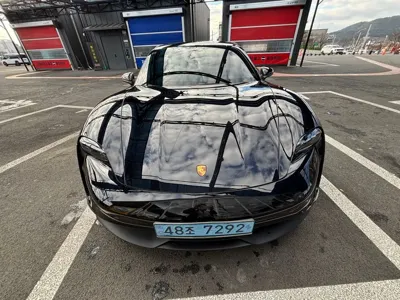 Porsche Taycan 2023, 47200 км, за 72.21 USD