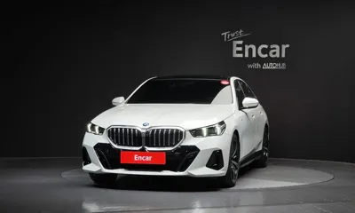 BMW 5-Series 2025, 5072 км, за 60260.62 USD