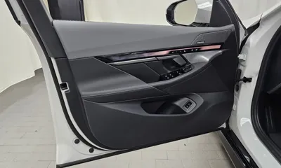 BMW 5-Series 2025, 5072 км, за 60260.62 USD - фото 24