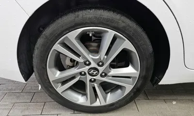 Hyundai Avante 2018, 127782 км, за 5888.83 USD