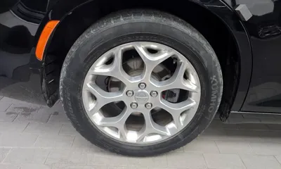 Chrysler 300C 2016, 146078 км, за 5618.72 USD