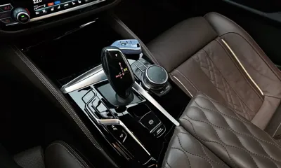 BMW 5-Series 2023, 49592 км, за 32258.09 USD - фото 9