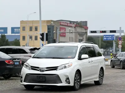 Toyota Sienna · 2019 год