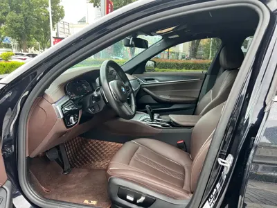BMW 5 Series 2022, 60000 км, за 30870.5 USD