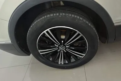 Volkswagen Tiguan L 2021, 58600 км, за 15265 USD - фото 11