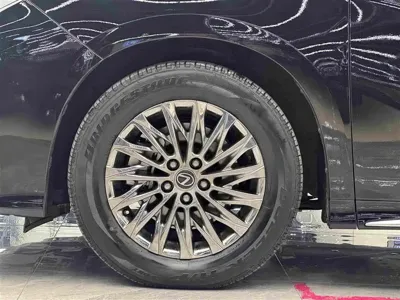 Lexus LM 2023, 26900 км, за 135459.29 USD