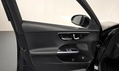 Mercedes-Benz C-Class 2023, 52807 км, за 23224.06 USD - фото 19