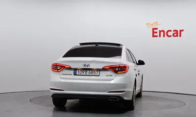 Hyundai Sonata 2015, 204154 км, за 5616.12 USD