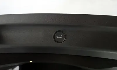 Tesla Model Y 2024, 32851 км, за 27952.93 USD - фото 20