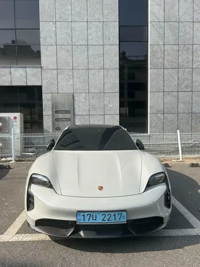 Porsche Taycan 2021, 66000 км, за 81316.75 USD