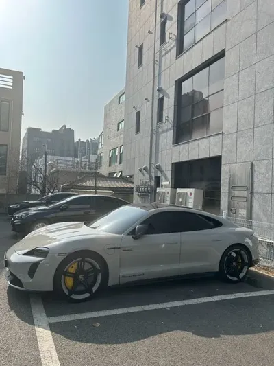 Porsche Taycan 2021, 66000 км, за 81316.75 USD