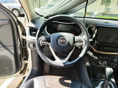 Jeep Cherokee 2017, 89100 км, за 4870.42 USD
