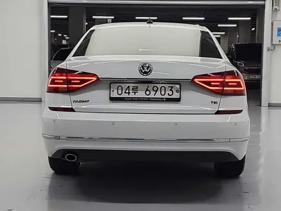 Volkswagen Passat 2018, 84822 км, за 7023.76 USD