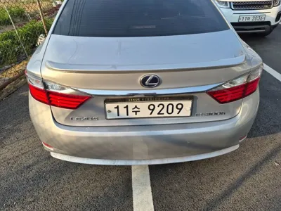 Lexus ES 2015, 126654 км, за 10774.73 USD