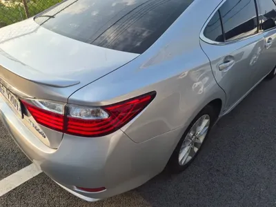 Lexus ES 2015, 126654 км, за 10774.73 USD