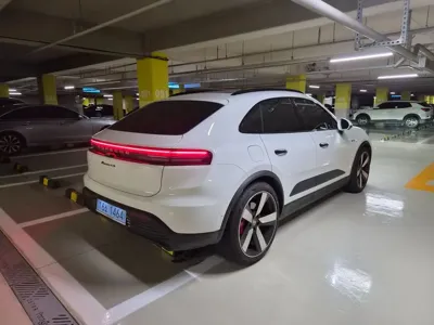 Porsche Macan 2025, 8900 км, за 70228.05 USD