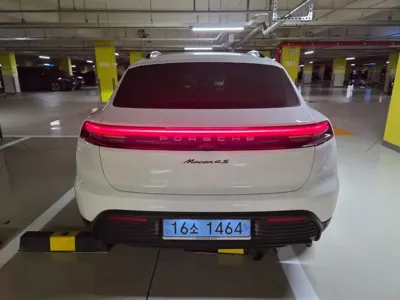 Porsche Macan 2025, 8900 км, за 70228.05 USD