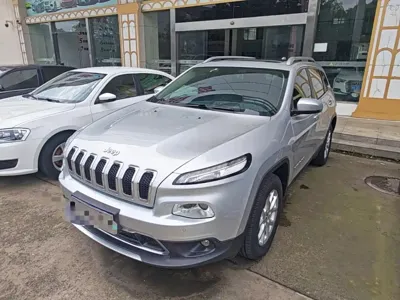 Jeep Cherokee 2016, 79600 км, за 4885.13 USD