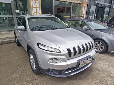Jeep Cherokee 2016, 79600 км, за 4885.13 USD