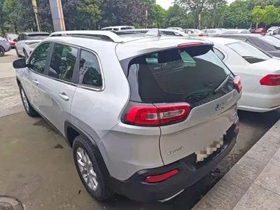Jeep Cherokee 2016, 79600 км, за 4885.13 USD