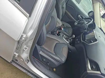 Jeep Cherokee 2016, 79600 км, за 4885.13 USD - фото 25
