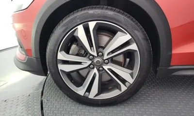 Volvo V60 2021, 127871 км, за 16913.88 USD