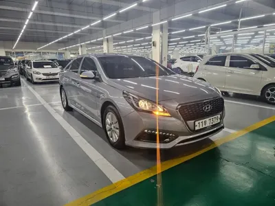 Hyundai Sonata 2015, 148037 км, за 4620.57 USD